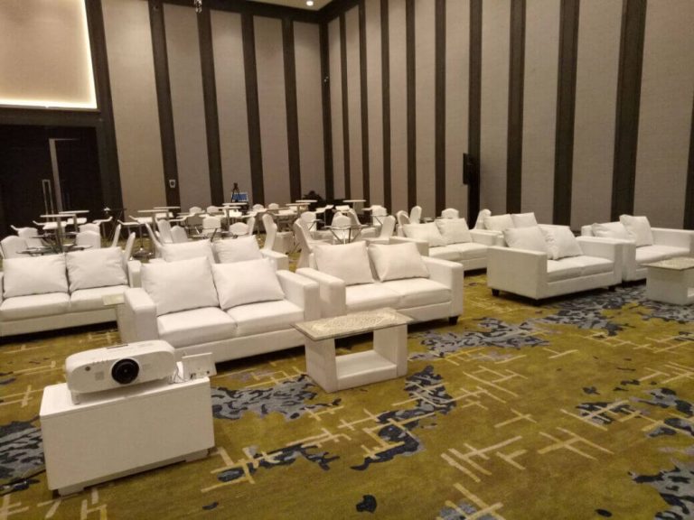 kumpulan sofa putih pada acara event